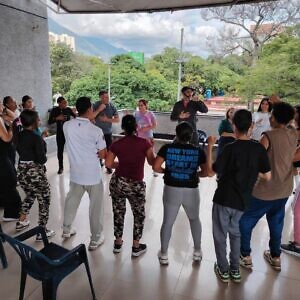 Actores, cantantes y bailarines exploraron la comunicación no verbal en la Casa del Artista con clase magistral de expresión corporal