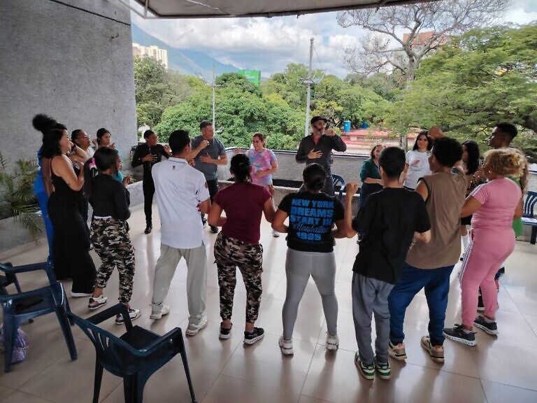 Actores, cantantes y bailarines exploraron la comunicación no verbal en la Casa del Artista con clase magistral de expresión corporal