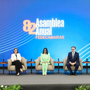 Delcy Rodríguez asiste a la Asamblea Anual de Fedecámaras y decreta el inicio de la Navidad para el 1° de noviembre