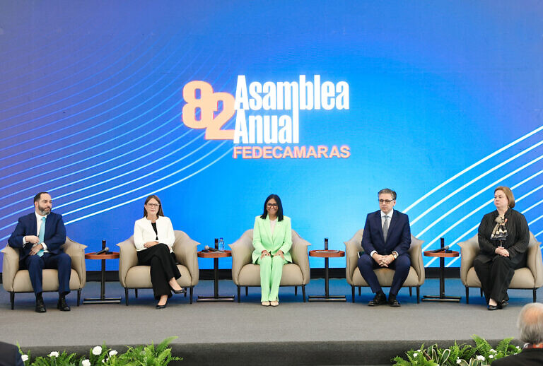 Delcy Rodríguez asiste a la Asamblea Anual de Fedecámaras y decreta el inicio de la Navidad para el 1° de noviembre