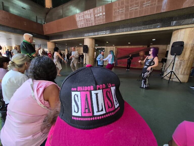 Caraqueños celebraron el Día Nacional de la Salsa con “La bailadera”