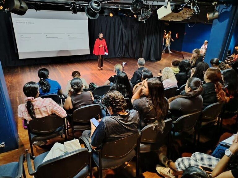 Casa del Artista dictó clase magistral de etiqueta y protocolo corporativo