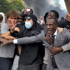 Quién es Bally Bagayoko, el alcalde que se interpuso entre la policía y los estudiantes en medio de las protestas en Francia
