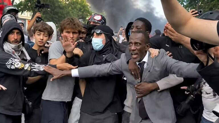 Quién es Bally Bagayoko, el alcalde que se interpuso entre la policía y los estudiantes en medio de las protestas en Francia