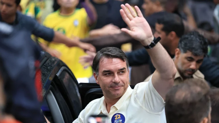 Flávio Bolsonaro huyó de Brasil rumbo a Estados Unidos, informan medios