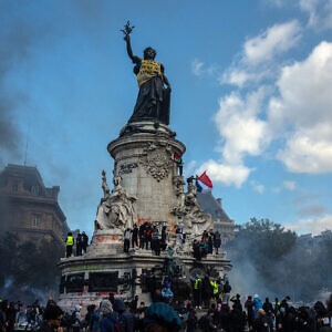 Más de 800 mil personas protestaron en varias ciudades de Francia contra el costo de la vida