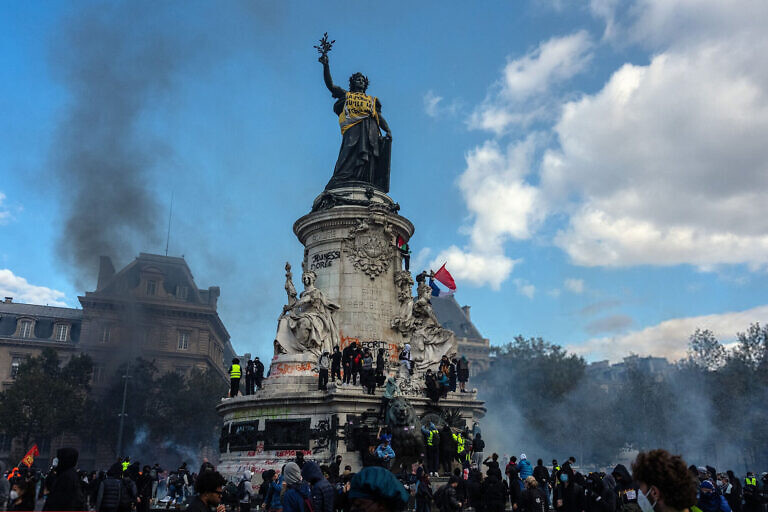 Más de 800 mil personas protestaron en varias ciudades de Francia contra el costo de la vida