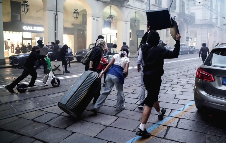 Italia se suma a la ola de protestas en Europa: disturbios en Milán y convocatoria de huelga general